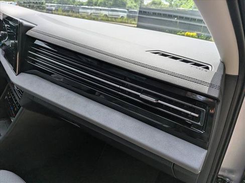 Certified 2025 Volkswagen Jetta SE w/ Sunroof Package FWD image 12
