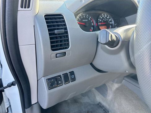 Used 2015 Nissan Frontier SV image 11