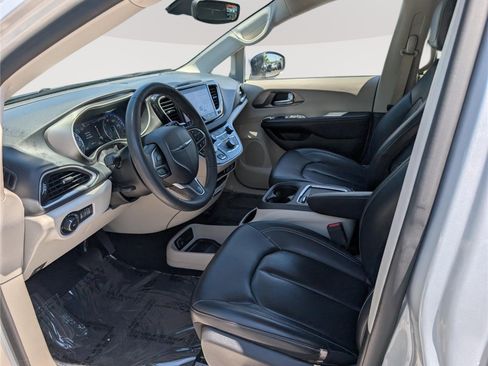 Used 2023 Chrysler Pacifica Touring-L FWD image 16
