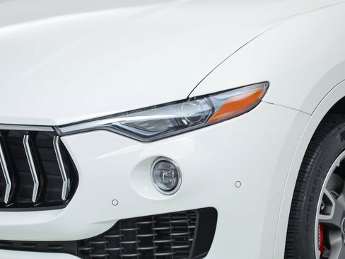 Certified 2023 Maserati Levante GT image 9