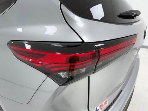 Used 2022 Toyota Highlander LE FWD image 36