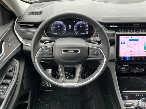 Used 2023 Jeep Grand Cherokee Limited w/ Black Appearance Package AWD/4WD image 11
