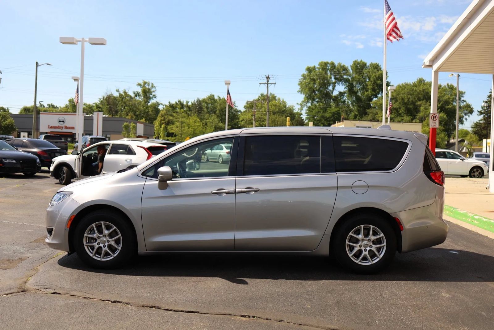 Used 2020 Chrysler Pacifica Touring w/ Advanced Safetytec Group FWD image 8