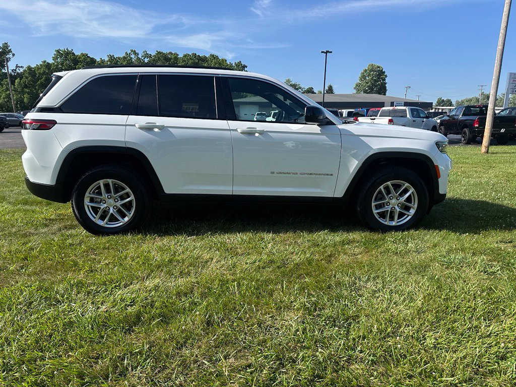 Used 2025 Jeep Grand Cherokee Laredo X AWD/4WD image 2