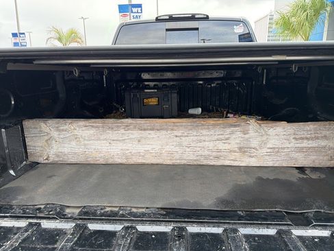 Used 2019 Nissan Titan SV image 9