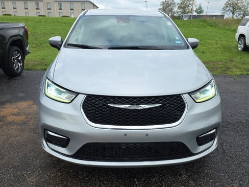 Used 2023 Chrysler Pacifica Touring-L image 2