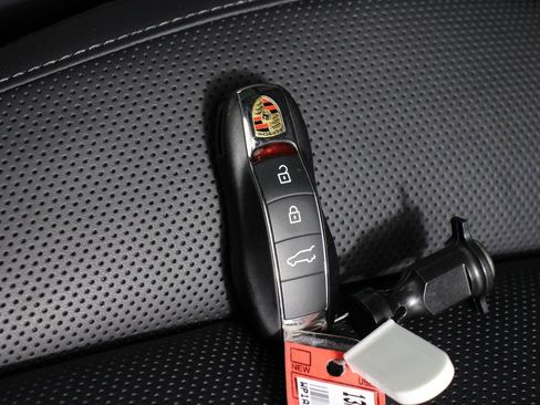 Certified 2025 Porsche Macan image 34