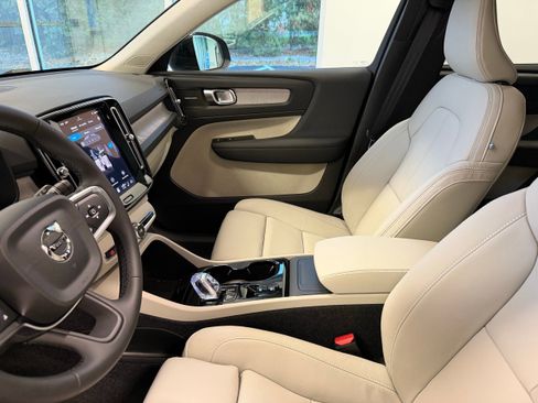 New 2026 Volvo XC40 B5 Ultra w/ Protection Package Premier image 11