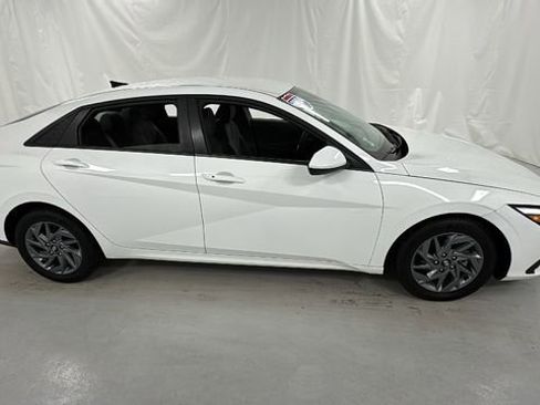 Used 2024 Hyundai Elantra SEL FWD image 2