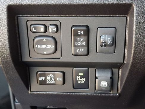 Used 2015 Toyota Tundra Platinum image 25