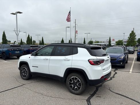 Used 2025 Jeep Compass Trailhawk AWD/4WD image 4