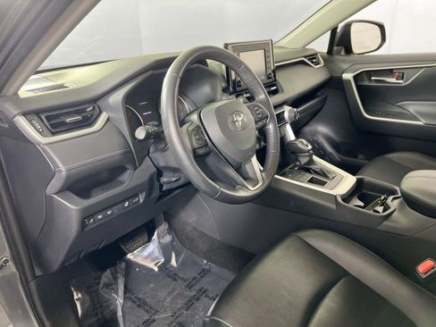 Used 2019 Toyota RAV4 XLE Premium w/ Cold Weather Package image 9