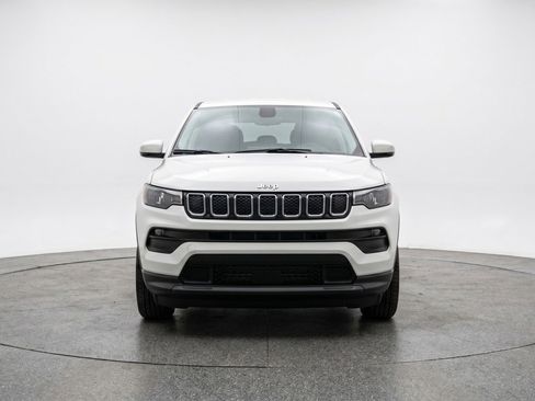 Used 2025 Jeep Compass Latitude AWD/4WD image 2