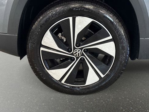 New 2026 Volkswagen Taos SE image 9