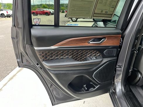 Used 2025 Jeep Grand Cherokee Summit AWD/4WD image 19