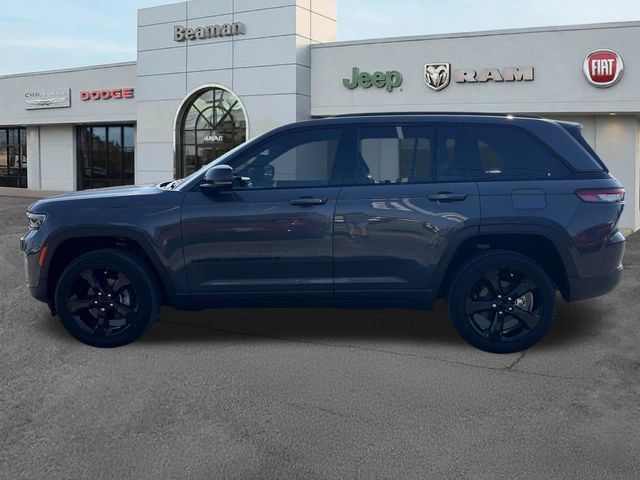 Used 2023 Jeep Grand Cherokee Altitude AWD/4WD image 4