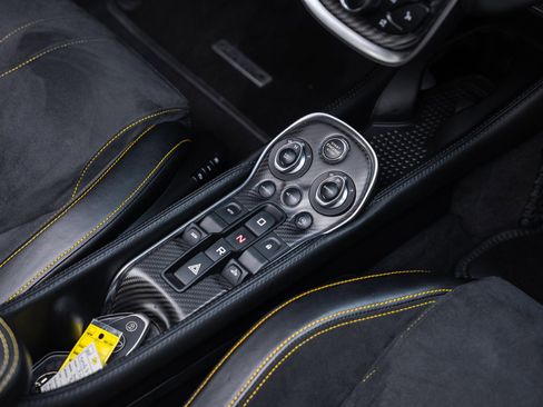 Used 2019 McLaren 570S Spider image 32