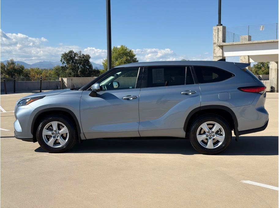 Used 2023 Toyota Highlander LE AWD/4WD image 4