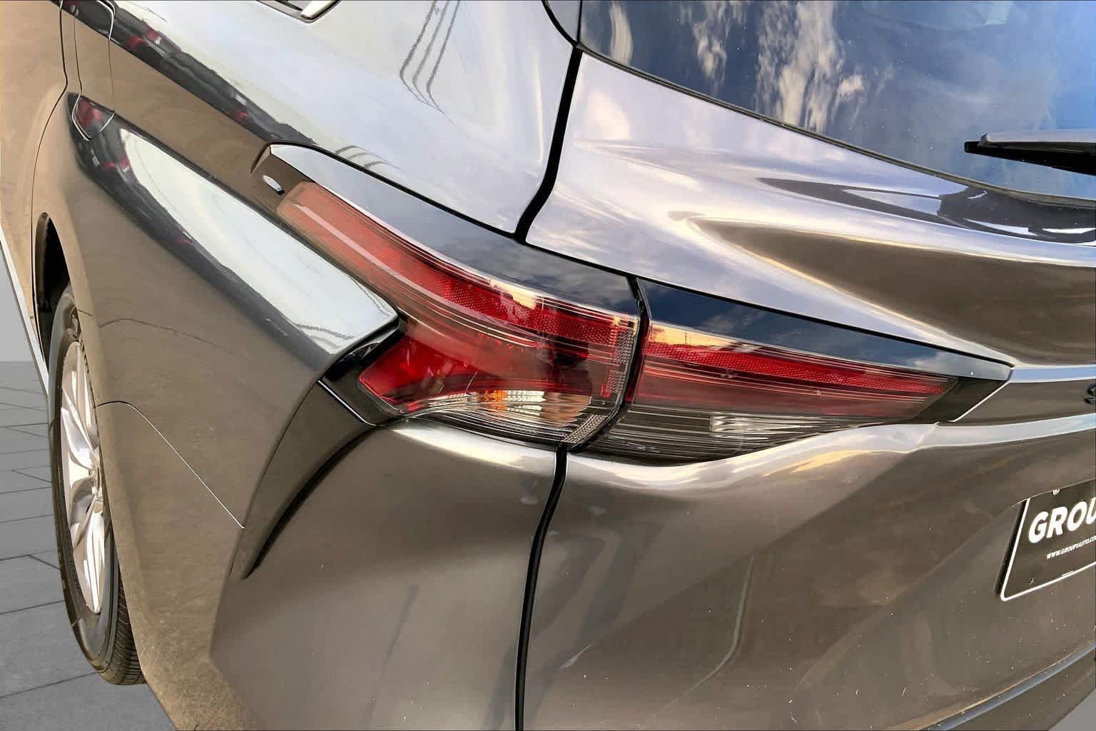 Certified 2025 Toyota Sienna XLE FWD image 28