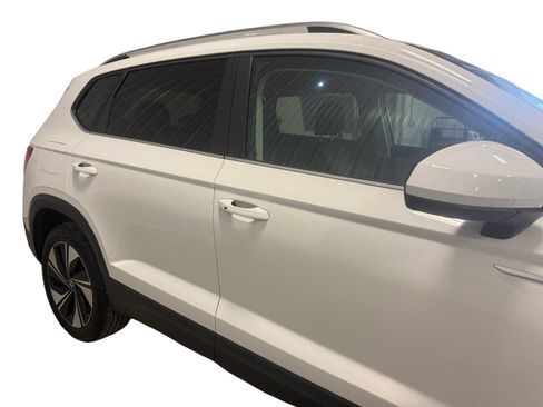 Certified 2024 Volkswagen Taos SE w/ Panoramic Sunroof Package AWD/4WD image 11