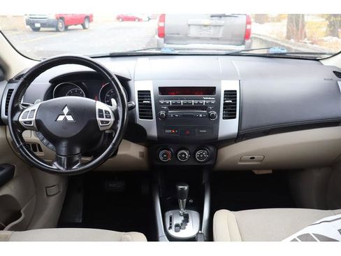 Used 2011 Mitsubishi Outlander SE image 8