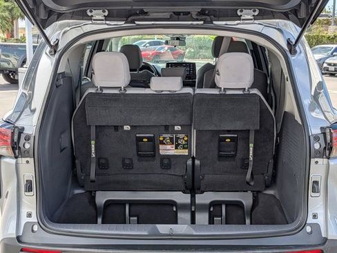 Used 2021 Toyota Sienna LE FWD image 9