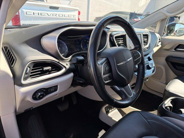 Used 2020 Chrysler Pacifica Touring-L FWD image 14
