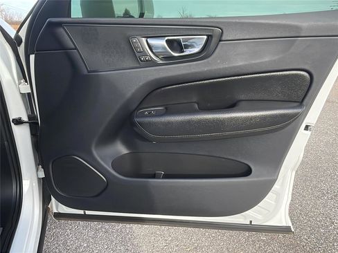 Used 2019 Volvo XC60 T5 Momentum w/ Premium Package image 13