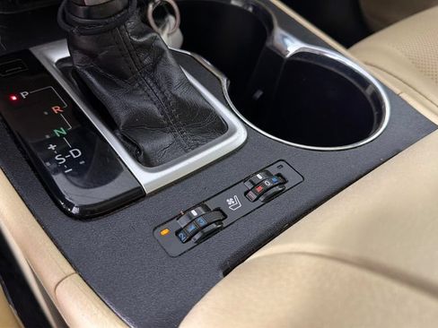 Used 2019 Toyota Highlander Limited FWD image 23