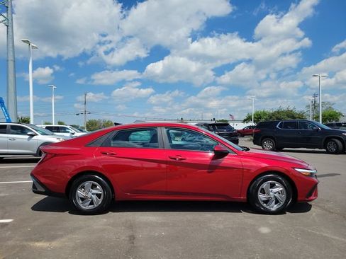 Certified 2025 Hyundai Elantra SE FWD image 3