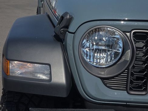 Used 2024 Jeep Gladiator Sport AWD/4WD image 7