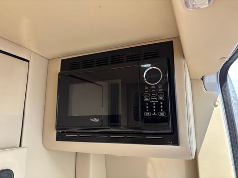 Used 2020 Mercedes-Benz Sprinter 2500 w/ Windows All Around Package image 15