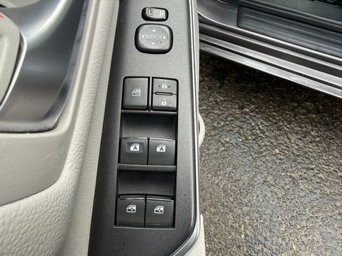 Used 2017 Toyota Camry SE image 16