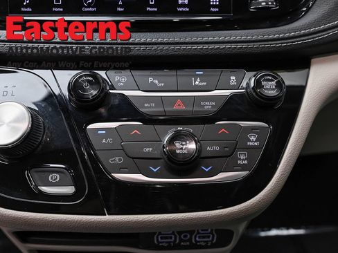 Used 2022 Chrysler Pacifica Touring-L w/ Uconnect Theater Family Group FWD image 20