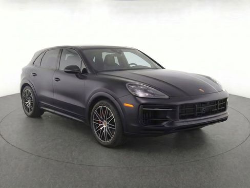 Used 2025 Porsche Cayenne GTS AWD/4WD image 2