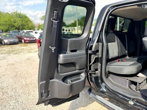 Used 2018 Nissan Titan SV w/ SV Convenience Package image 35