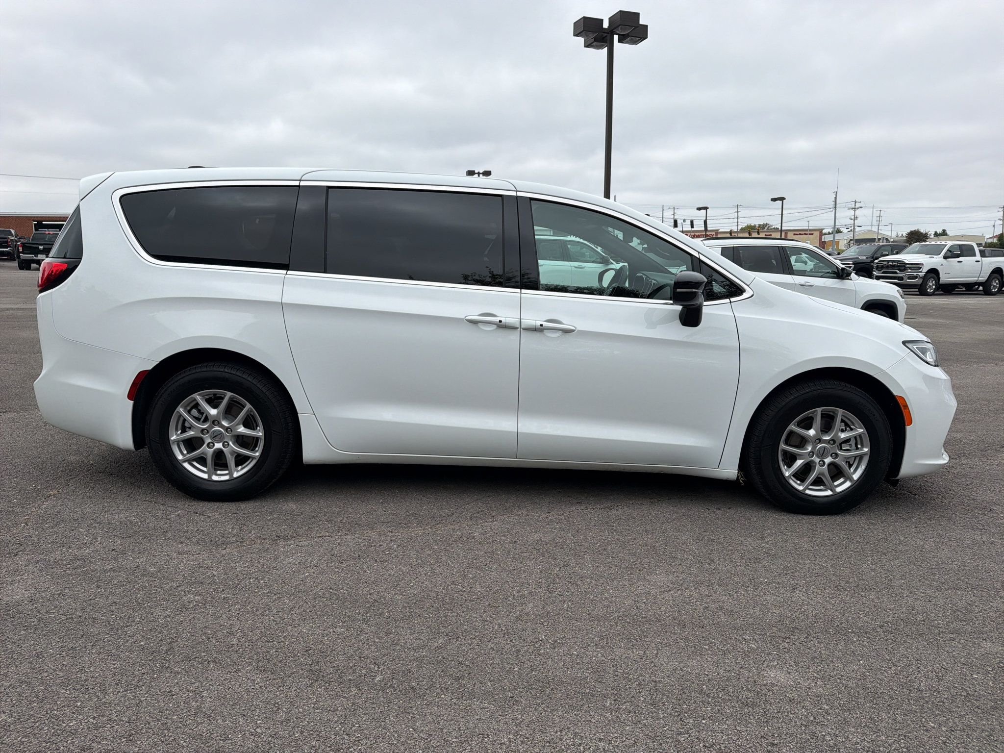 Used 2025 Chrysler Pacifica Select FWD image 4