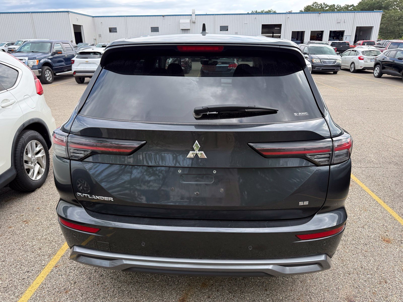 Used 2025 Mitsubishi Outlander SE AWD/4WD image 3