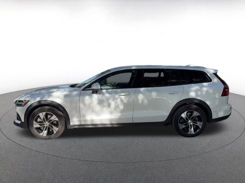 Used 2025 Volvo V60 B5 Cross Country Plus image 9