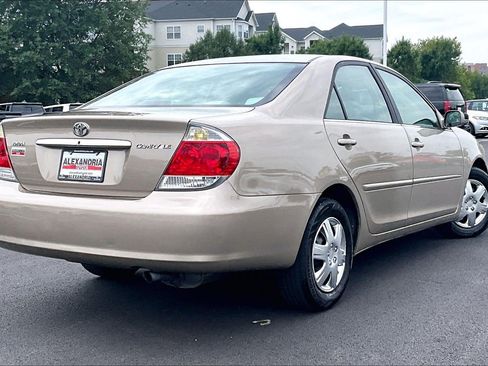 Used 2005 Toyota Camry LE FWD image 12