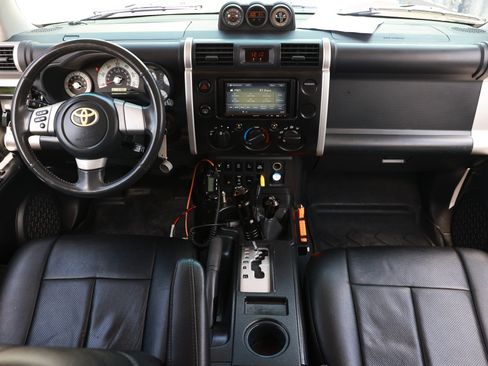 Used 2010 Toyota FJ Cruiser 4WD image 2