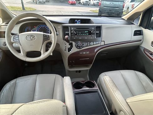 Used 2013 Toyota Sienna XLE image 20