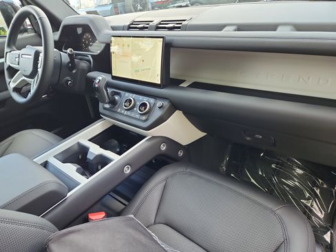Used 2025 Land Rover Defender 90 X-Dynamic SE image 23
