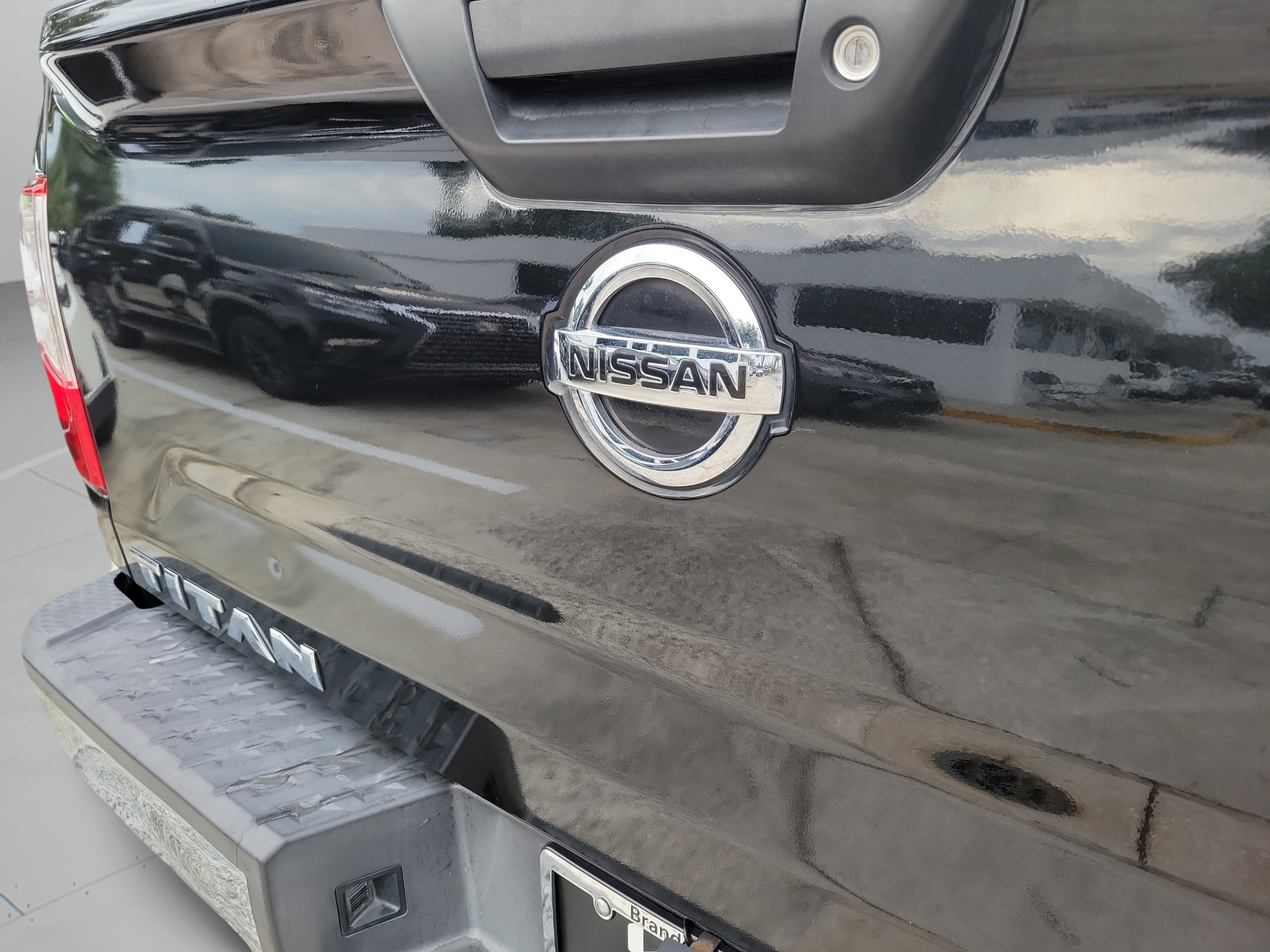 Used 2017 Nissan Titan SV RWD image 9