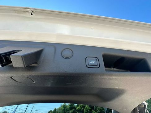 Used 2018 Chevrolet Equinox LT FWD image 43