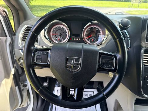 Used 2019 Dodge Grand Caravan SXT FWD image 15