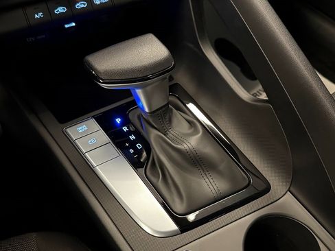 Used 2025 Hyundai Elantra SE image 17