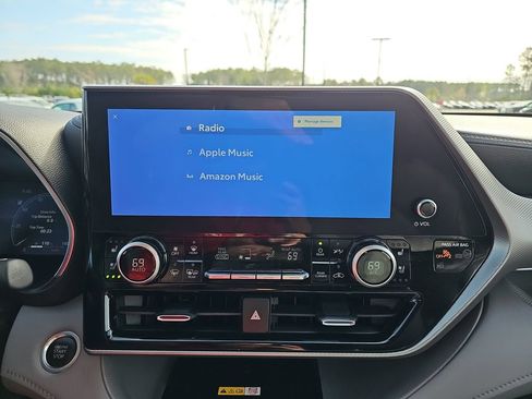 Used 2024 Toyota Highlander Platinum image 26