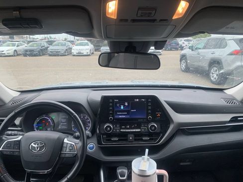 Used 2021 Toyota Highlander LE AWD/4WD image 17