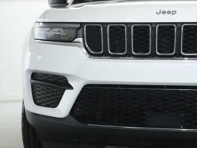 Used 2023 Jeep Grand Cherokee Laredo AWD/4WD image 6
